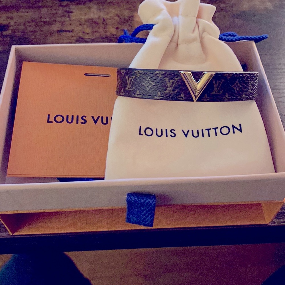 LV- Essential V Bracelet Size 17